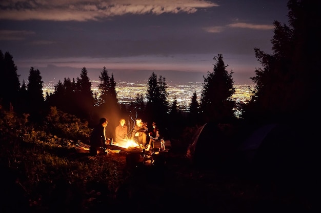 Foto noite de acampamento perto da cidade