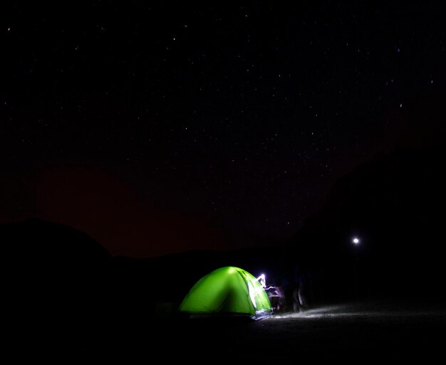 Noite de acampamento sob as estrelas