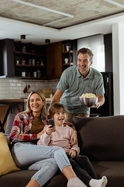 Foto noite de cinema em família envolvida em cenas emocionantes em casa