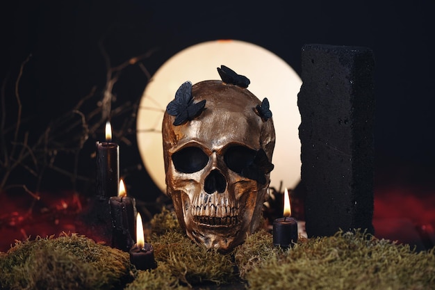 Noite de férias de Halloween Crânio e velas em uma noite de lua cheia fundo de cartão de saudação de Halloween
