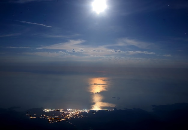 Noite de luar à beira-mar em Tekirova Turquia