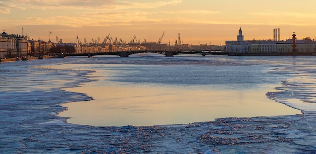Noite de primavera O gelo de São Petersburgo derrete no rio Neva Suns