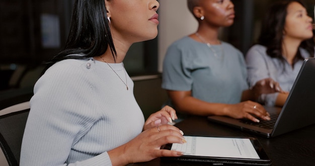 Foto noite de reunião de negócios ou mulheres com tablet para planejamento de pesquisa, colaboração ou trabalho em equipe grupo de funcionários de startups para comunicação sobre tecnologia enquanto revisão de estratégia de rede ou ideia criativa