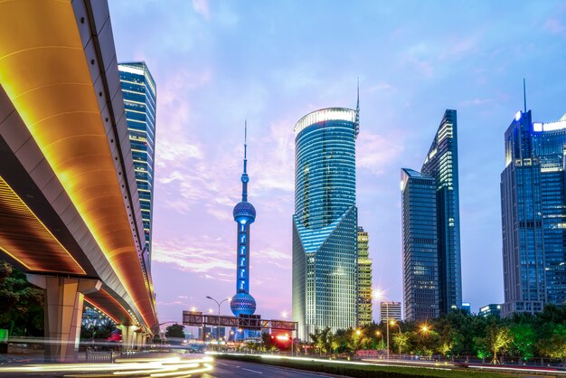 Noite de rua no distrito financeiro de Shanghai Lujiazui