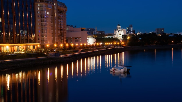 Noite de verão no rio Iset no centro da cidade Yekaterinburg Rússia