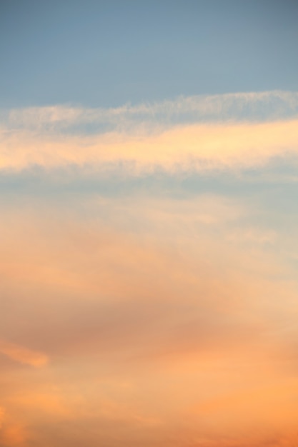 noite de verão pôr do sol em amarelo laranja e rosa com fundo de nuvens