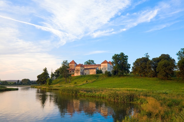 Noite de verão vista do castelo de svirzh (oblast de lviv, ucrânia. construído no século xv-xvii).