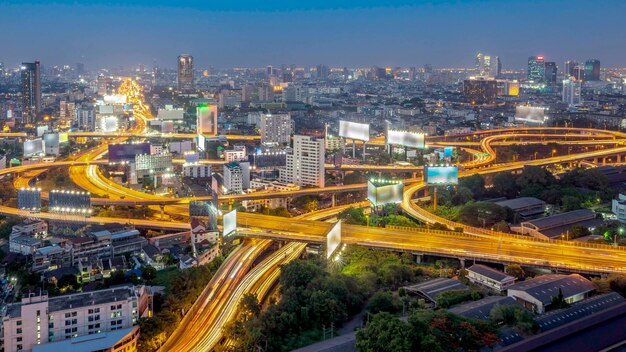 Noite do horizonte urbano da paisagem urbana do centro da cidade metropolitana de bangkok tailândia em dezembro de 2017 cityscape bangkok cidade tailândia