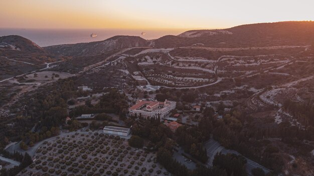 Foto noite do mosteiro de agios georgios alamanou