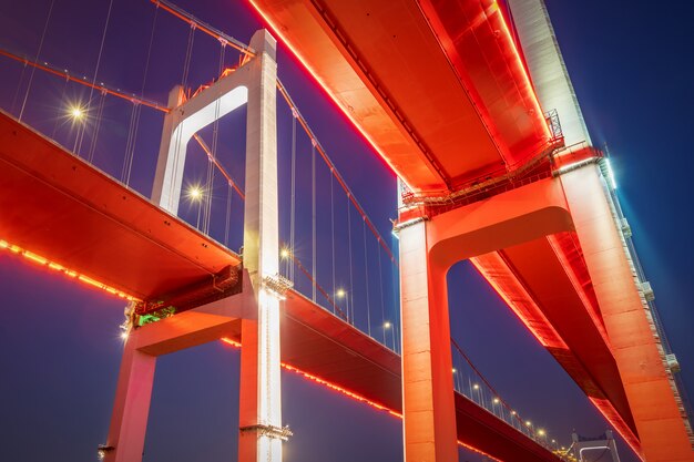 À noite, duas pontes suspensas no rio Yangtze, Chongqing, China