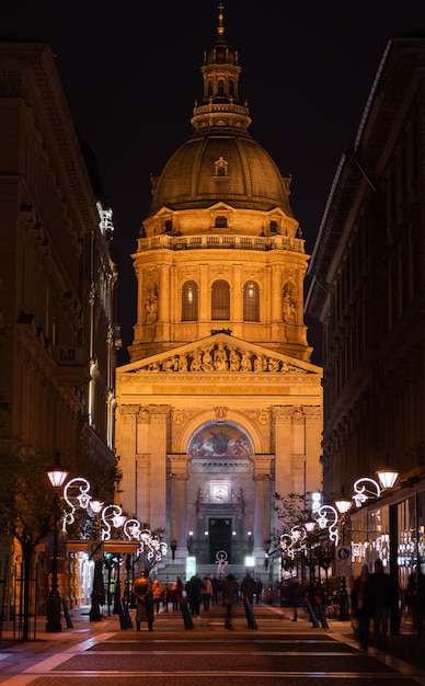 Noite em budapeste, parte central da basílica de santo estêvão