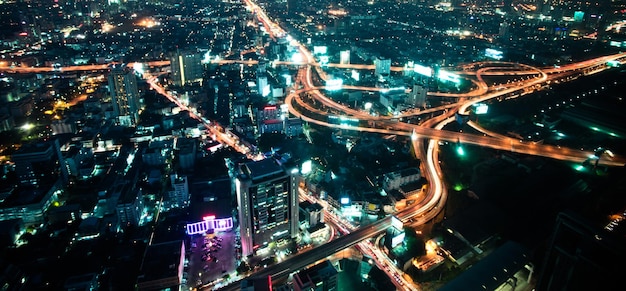 Noite em uma grande cidade moderna com rodovias, vista de cima