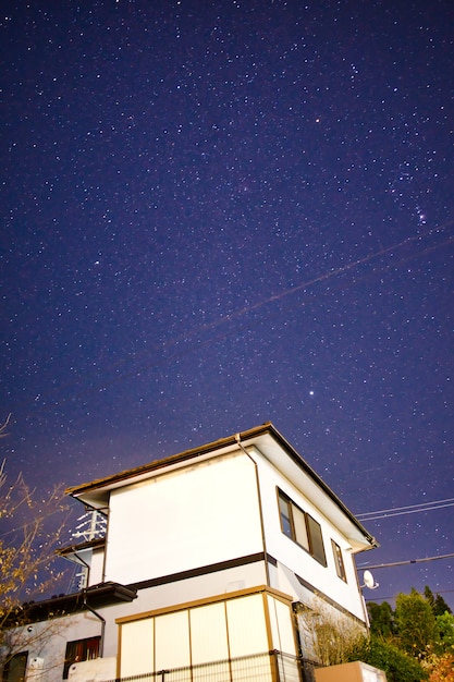 Noite estrelada na homestay em matsumoto, japão
