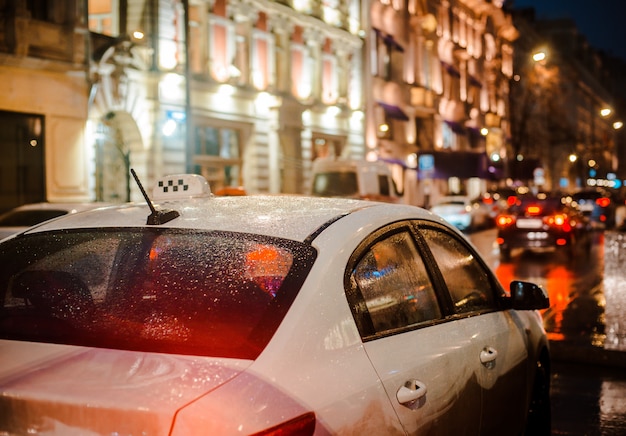 Noite molhada cidade rua chuva Bokeh reflexão brilhantes luzes coloridas poças