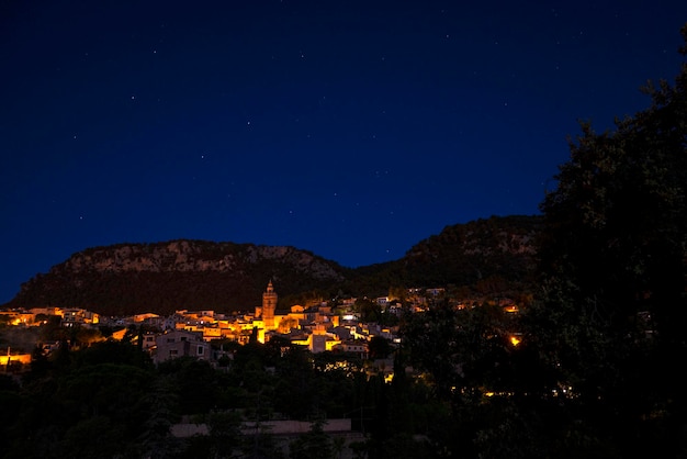 Noite na cidade de Tramuntana nas montanhas sob começos