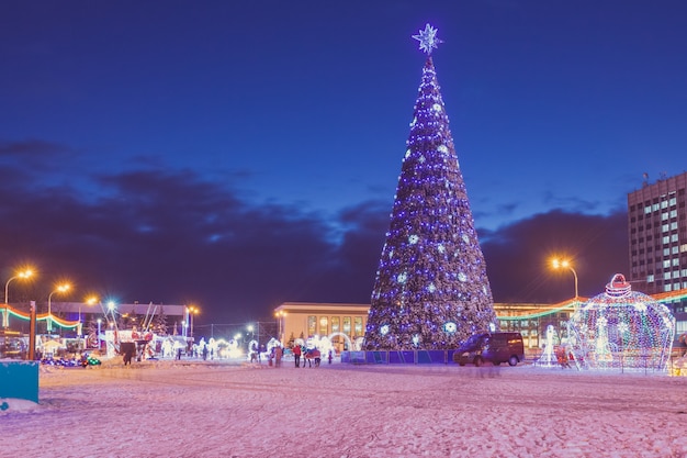 Noite na praça da cidade com uma árvore de Natal