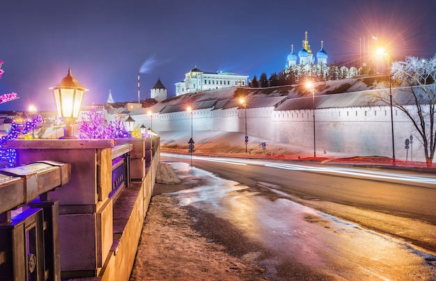 Noite nas paredes do Kremlin de Kazan na Rua Baturin e uma série de postes de luz