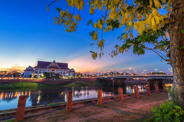 Noite natural à vista do rio nan com a cidade de phitsanulok, tailândia