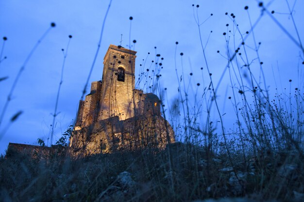 Noite no castelo de benabarre, província de huesca, aragão, espanha