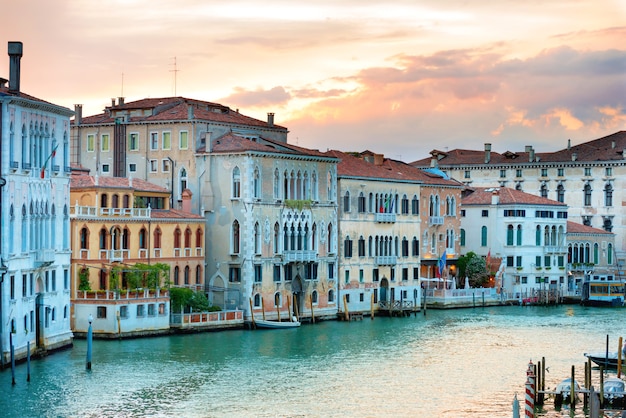 Noite no Grande Canal de Veneza, Itália. Pôr do sol em cidade famosa