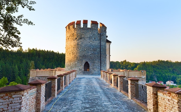 Noite no histórico castelo medieval sternberk na república tcheca