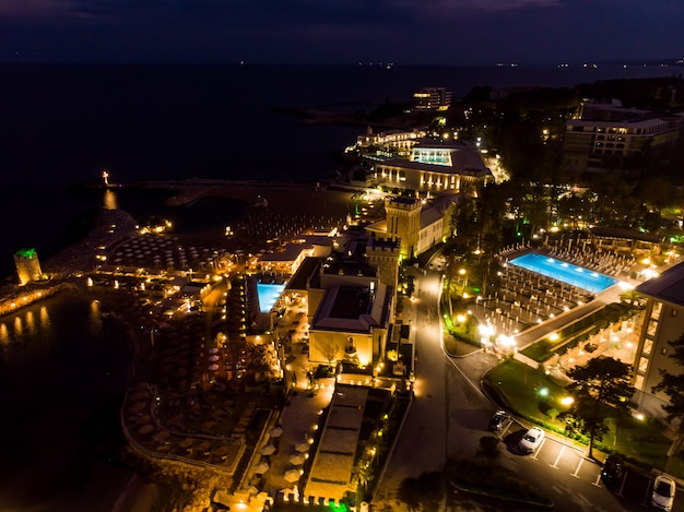 Noite noite vista drone do hotel na Bulgária, vista aérea de cima