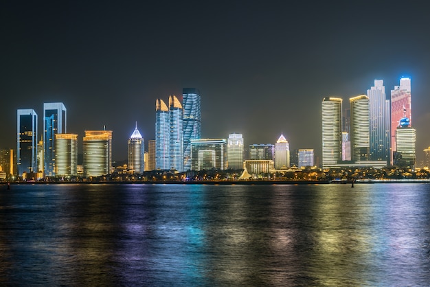 À noite, o Lighting Show fica no horizonte da cidade, Qingdao, China