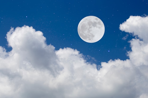 Foto noite romântica. lua cheia sobre o fundo da montanha.