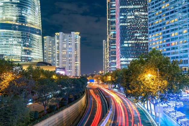 À noite, sob a ponte pedonal da paisagem urbana de Xangai à noite, China