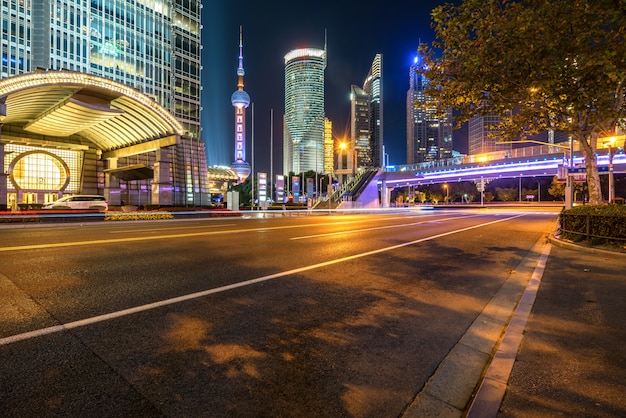 À noite, sob a ponte pedonal da paisagem urbana de Xangai à noite, China