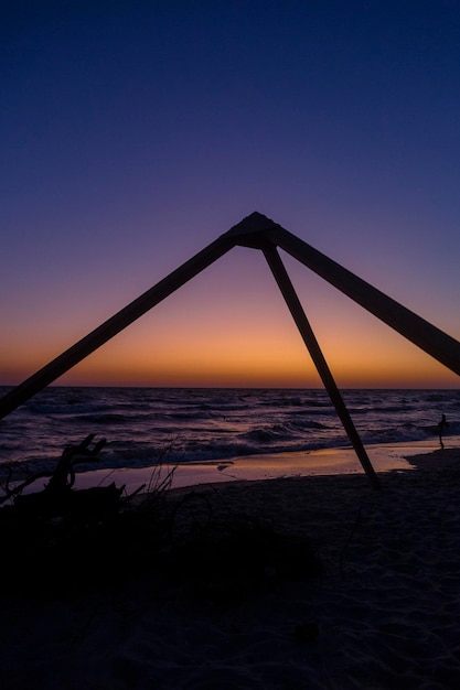 Noite violeta do pôr do sol sobre o mar Negro com grandes ondas escuras Kinburn Foreland shore Ucrânia