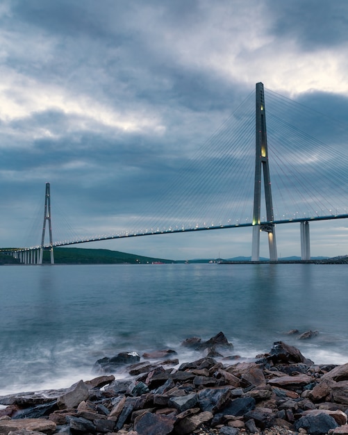 Noite vista da longa ponte estaiada em Vladivostok, Rússia