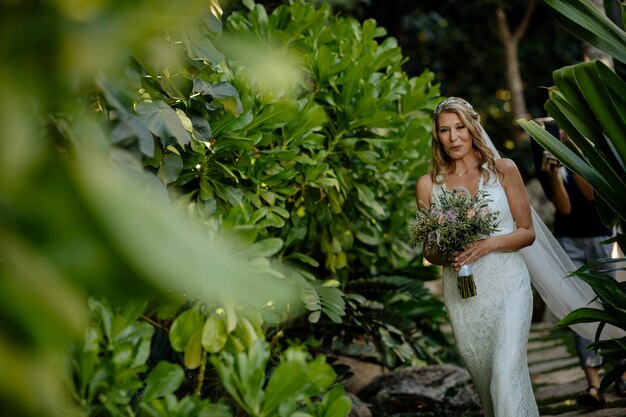 Foto noiva a caminhar pela ilha