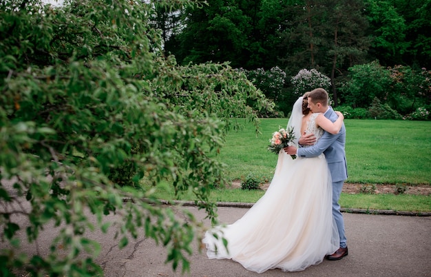 Noiva, abraços, noivo, ficar, com, buquê casamento