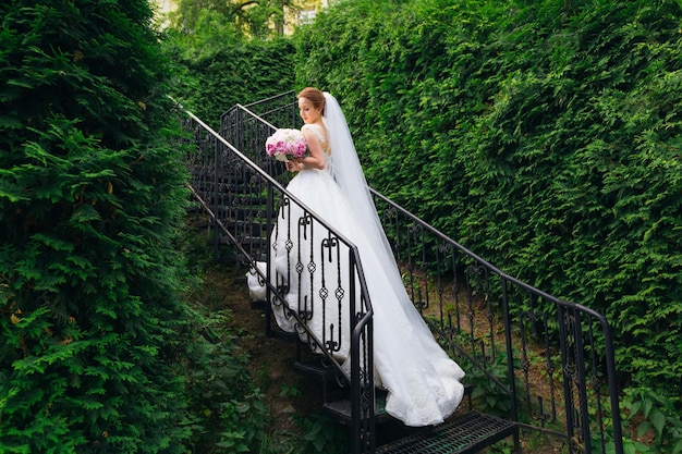 Noiva andando em um vestido de noiva para a cerimônia Vista do