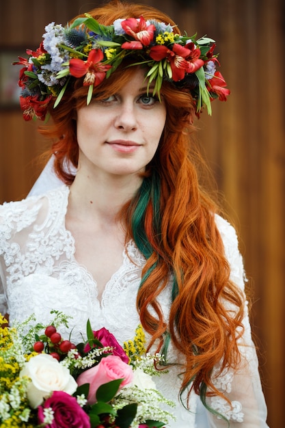 Noiva Boho com cabelo vermelho com flores