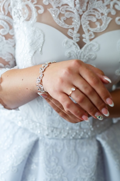 Noiva coloca joias de casamento no dia do casamento