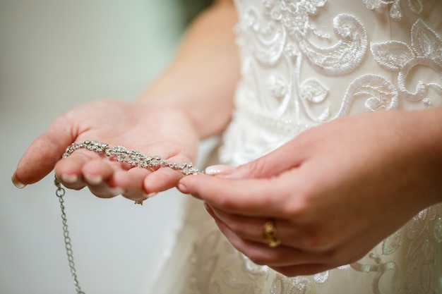 Noiva coloca joias de casamento no dia do casamento