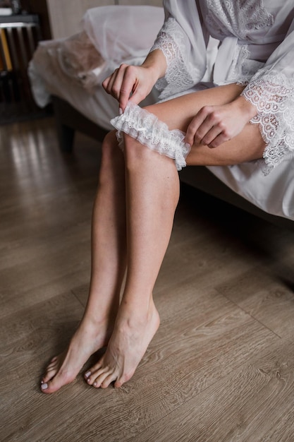 Noiva coloca uma liga na perna