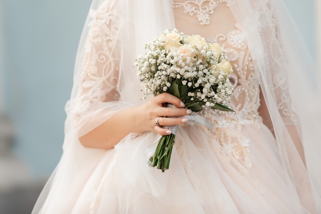 Foto noiva com buquê de casamento no dia do casamento