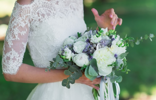 Noiva com buquê de casamento.