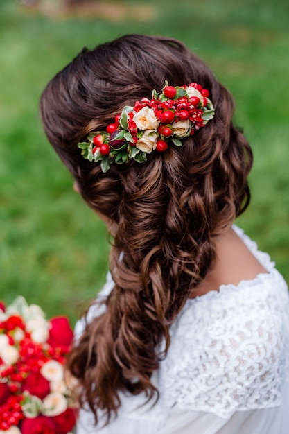 Noiva com flores naturais vermelhas e vegetação no cabelo