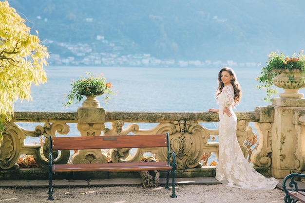 Noiva de casamento com véu e vestido de noiva branco na villa Balbianello lago Como na Itália