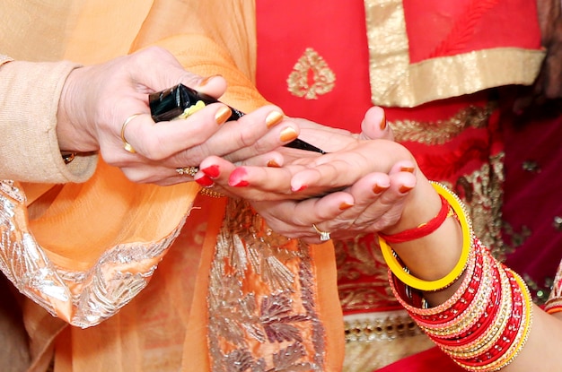 Noiva de casamento indiano recebendo henna aplicada