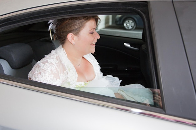 Noiva de casamento no carro para celebração