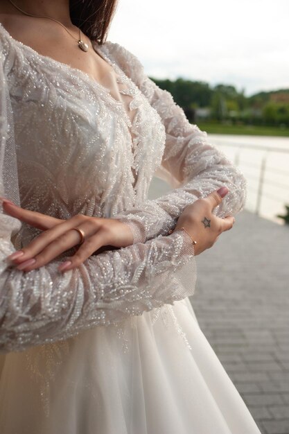 Noiva de moda em vestido de noiva Casamento de verão