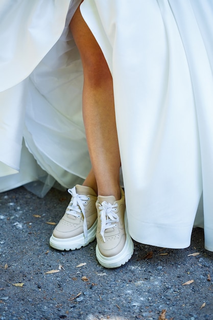 Noiva de vestido branco e tênis no dia do casamento