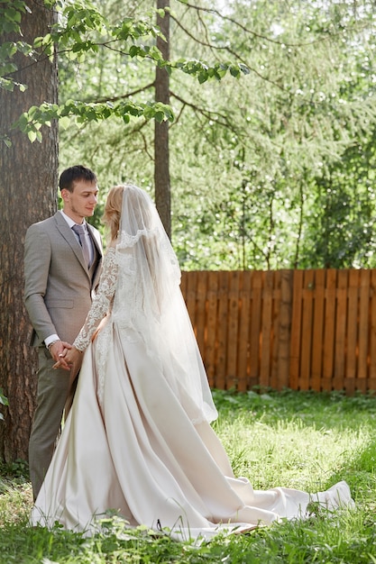 Noiva e noivo abraçando um lindo casamento na natureza