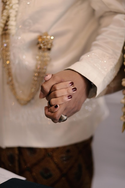 Noiva e noivo casal de noivos de mãos dadas