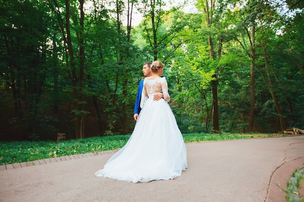 Noiva e noivo casamento. Recém-casados no parque.